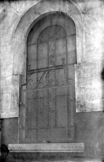 Vitrall de l'església de la Mare de Déu del Pilar al barri de Pedret. 1920-1926