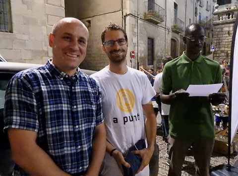 L'activista cultural Jaume Piquer, el president d'Òmnium Cultural a Girona, Sergi Font, i el veí de Salt Bakari Sane, de l'ètnia diola