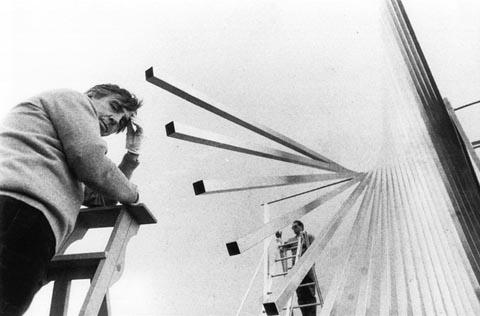 L'escultor Andreu Alfaro supervisa la instal·lació de la seva escultura a la plaça d'Europa de Girona. 25 de maig 1984
