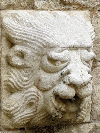 Un dels tres caps de lleó esculpits per Joan Oliver de Bezzi