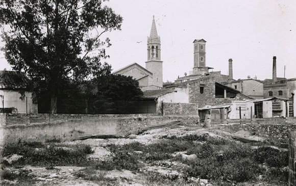 El campanar del Mercadal i la torre de les Aigües vistos des de les hortes. A la dreta, la fàbrica Gròber. 1925-1936