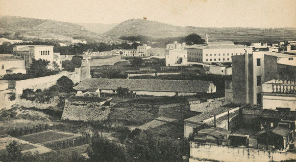 Vista des d'un punt elevat del baluard de Santa Clara i la muralla del Mercadal. A la dreta, el convent de les Adoratrius. 1901-1930