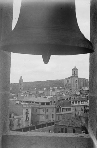 Vista del barri del Mercadal i del barri Vell des del campanar de l'església de Santa Susanna. En primer terme, el carrer Hortes i la residència de les Dominiques. 1935-1940