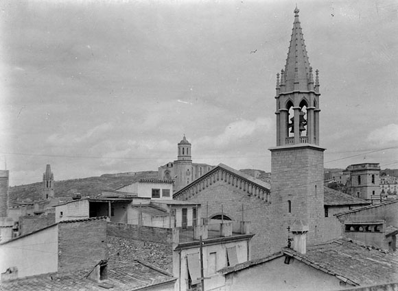 Vista des d'un punt elevat del barri del Mercadal. En primer terme, el campanar neogòtic de l'església de Santa Susanna. Darrera seu, el campanar de les Bernardes. 1925-1936