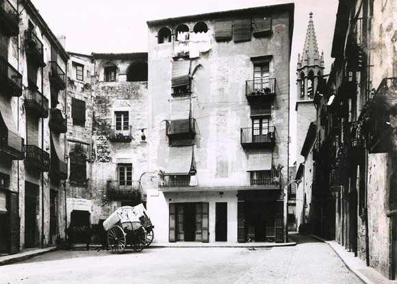 La placeta del Mercadal, entre el carrer de l'Obra i el de Santa Clara. Al fons, el campanar neogòtic de l'església del Mercadal. 1925