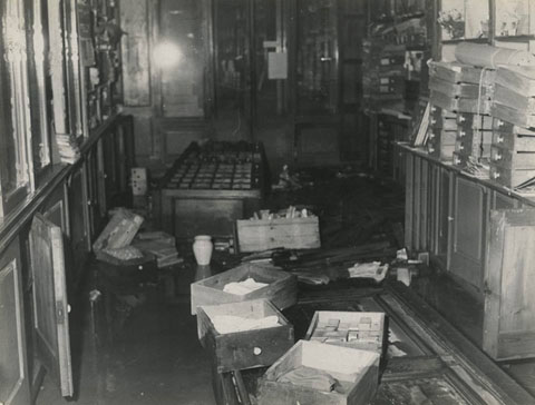 Interior de la Llibreria Geli durant les inundacions de 1962