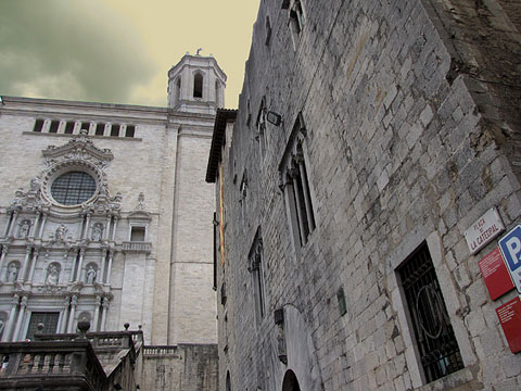 L'edifici de la Pia Almoina i la façana de la Catedral