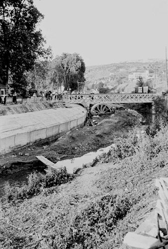 Obres de canalització del riu Güell a l'altura del Pont del Rellotge. 1963