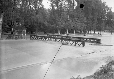 Pont del Rellotge sobre el riu Güell durant una inundació. 1940
