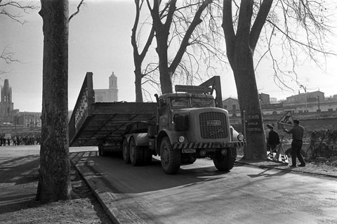 Obres de desmuntatge i trasllat del pont del Rellotge, sobre el riu Güell. Trasllat al llarg del passeig de la Devesa amb un vehicle especial. Març 1963