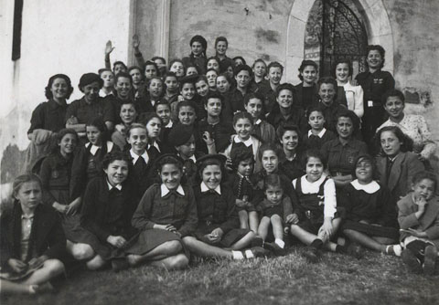 Retrat de grup davant la Capella de la Mare de Déu dels Dolors, al Calvari. 20 de març 1940