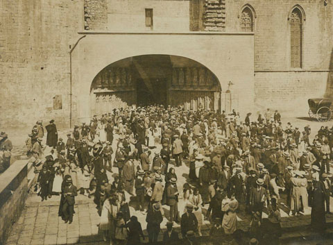 La plaça dels Apòstols plena de gom a gom després de l'ofici religiós. 1920-1930