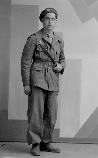 Home vestit amb l'uniforme de soldat del cos d'infanteria. 1937