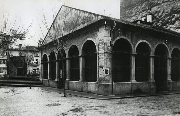 Les peixateries Velles, al carrer Santa Clara. Aquest edifici, que donaria nom al pont situat a l'esquerra, seria posteriorment enderrocat. 1920-1926