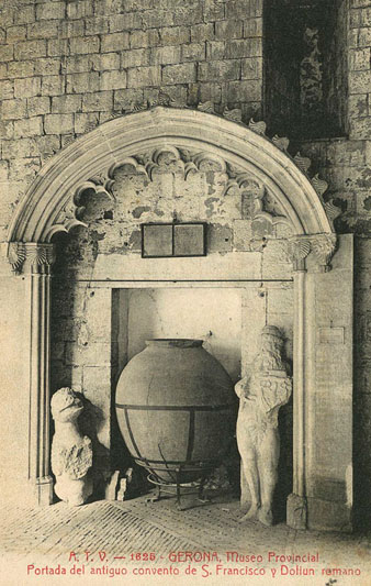Detall de l'estructura d'una porta del convent de Sant Francesc conservada en una galeria del claustre del monestir de Sant Pere de Galligants, seu del Museu d'Arqueologia. 1905-1911