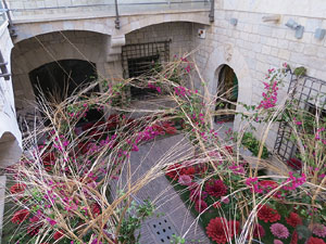 Temps de Flors 2017. Muntatges florals al espais de Caixafòrum, a l'edifici de la Fontana d'Or