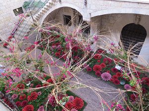 Temps de Flors 2017. Muntatges florals al espais de Caixafòrum, a l'edifici de la Fontana d'Or