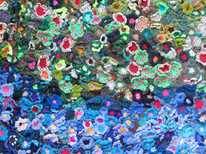 Temps de Flors 2017. Instal·lacions tèxtil de 15.000 flors de ganxet a una de les torres del Portal de Sobreportes