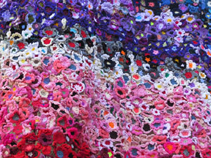 Temps de Flors 2017. Instal·lacions tèxtil de 15.000 flors de ganxet a una de les torres del Portal de Sobreportes