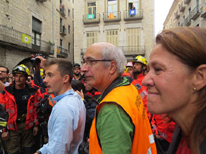 Rebuig de les actuacions policials de l'1-O. Concentració a la plaça del Vi, i rebuda dels bombers