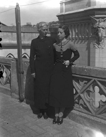 Retrat d'Anita Martinell i de Carmen Varés, dalt al terrat del carrer Albereda, amb l'església del Sagrat Cor de fons. 1930-1936