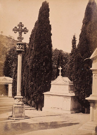 Interior del Cementiri Municipal. S'observa un panteó i la Creu en record de tots els morts de la ciutat. 1877