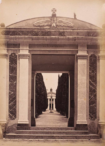 Façana del Cementiri Municipal. Al fons, la Creu en record de tots els morts de Girona i la capella neoclàssica. 1877