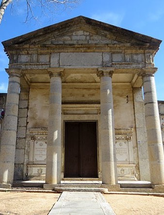 Façana de la capella neoclàssica del cementiri