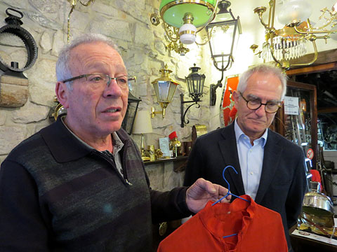 L'artesà Ramon Boix i el president dels Manaies de Girona, Narcís Reixach, mostren una túnica de l'època