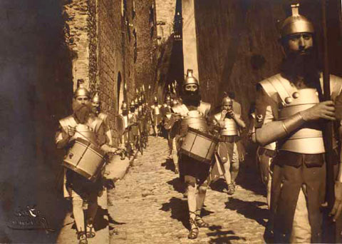 Manaies encapçalant la processó de Setmana Santa al carrer dels Alemanys, 1941