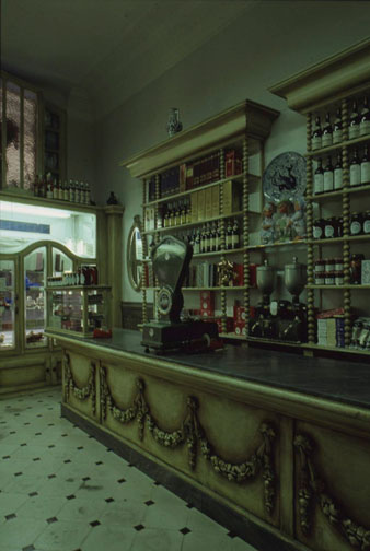 Interior de la pastisseria Emili Puig situada al carrer Argenteria. 1988