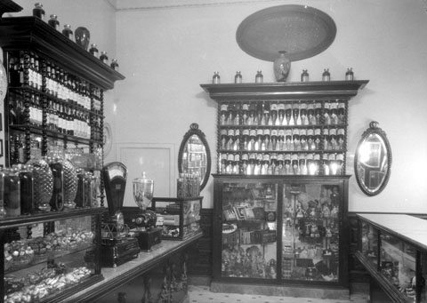 Interior de la pastisseria Puig de la Rambla de la Llibertat. 1930-1940
