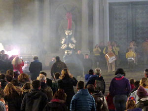 Fires 2018. La Beatufarra, descens del Beatusaure per les escales de la Catedral de Girona