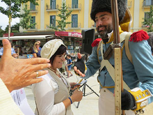 XI Festa Reviu els Setges Napoleònics de Girona. Presentació a la plaça de la Independència