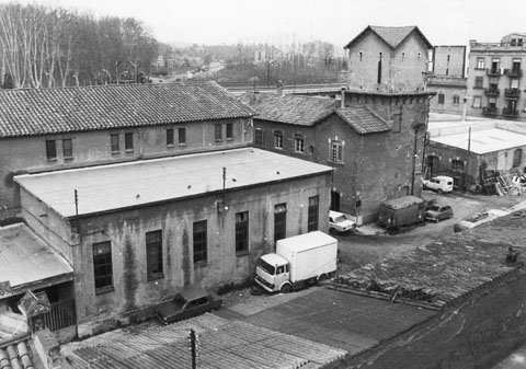 Vista general de l’edifici de l’escorxador municipal. 1979-1982