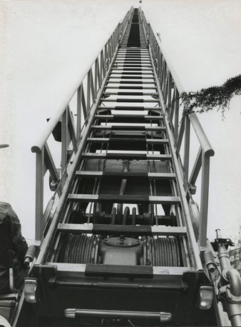 Nova escala dels bombers, davant el parc de l'avinguda Ramon Folch. 8 d'agost de 1974