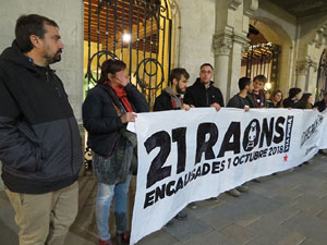Concentració sota el lema '21 raons' en suport als encausats pels talls de les vies del TAV que es van fer a l'aniversari de l'1-O, a la plaça del Vi