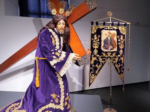 Jesús portant la creu. Imatge de guix policromada i vestida. Llagostera