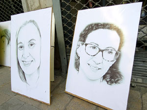 21F Vaga general. Plafons a la plaça del Vi amb els retrats dels presos polítics i els exiliats