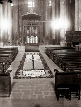 Catifa de flors a l'interior de la Catedral de Girona el dia de Corpus Christi. Al fons, l'altar de la Catedral amb el baldaquí i el retaule d'argent. 1924