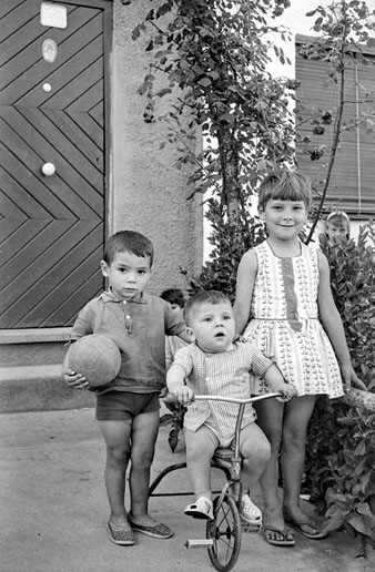 Retrat de tres nens al jardí d'una casa del barri de Germans Sàbat. 1960-1970