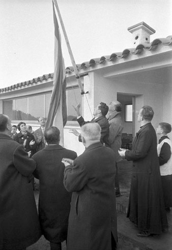 Inauguració de les anomenades microescuelas al barri de Germans Sàbat a càrrec del governador civil, Josep Pagès Costart. 18 de desembre de 1960