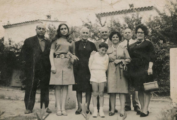 Retrat de grup d'una família al barri de Germans Sàbat, davant la vivenda número 192. 17 de juny de 1968