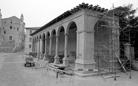 Obres d'enderrocament de la Llotja funerària a la plaça Sant Domènec. Al fons, l'església, el convent de Sant Domènec i el Seminari Diocesà. 1980