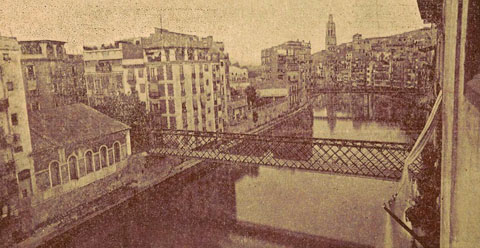 Vista del pont de les Peixateries Velles amb l'edifici a l'esquerra. 1919-1945