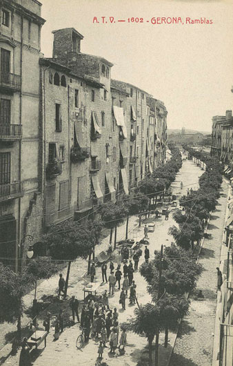 Vista de la Rambla de la Llibertat. Al fons, el convent de Sant Francesc de Paula, conegut popularment com els Mínims. 1905-1914