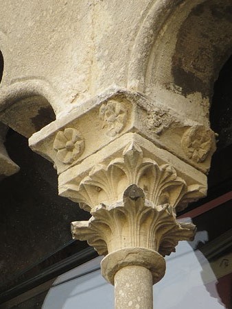 Capitell gòtic en una de les finestres de la Rambla