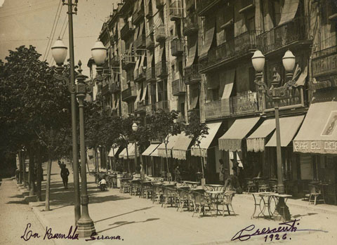 La part alta de la Rambla de la Llibertat . Girona. A la dreta, el bar el Dorado i l'American Bar. 1926