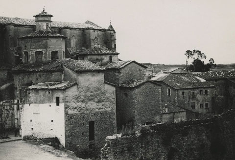 Vista de l'església i convent de Sant Domènec des de la muralla. 1940-1945