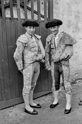 Dos toreros a la plaça de braus. 1950